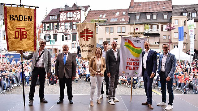 Bannerübergabe: Rainer Wurzinger (Vize-Präsident BTB), Gerhard Mengesdorf (Präsident BTB), Sandra Boser (Generalsekretärin), Markus Frank (Präsident STB), Dr. Daniel Rapp (Oberbürgermeister Stadt Ravensburg), Markus Ibert (Oberbürgermeister Stadt Lahr) (von links nach rechts) | Bildquelle: BTB | N. Raufer